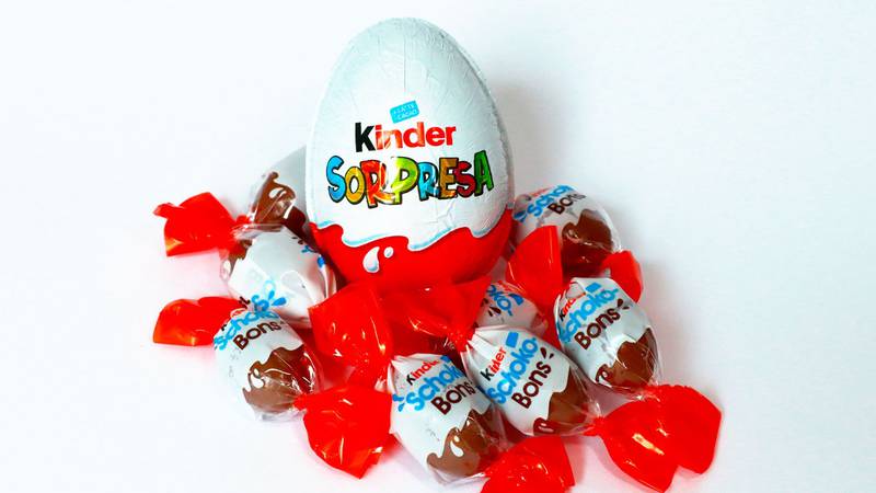 Europa retira del mercado chocolates Kinder Sorpresa tras casos de